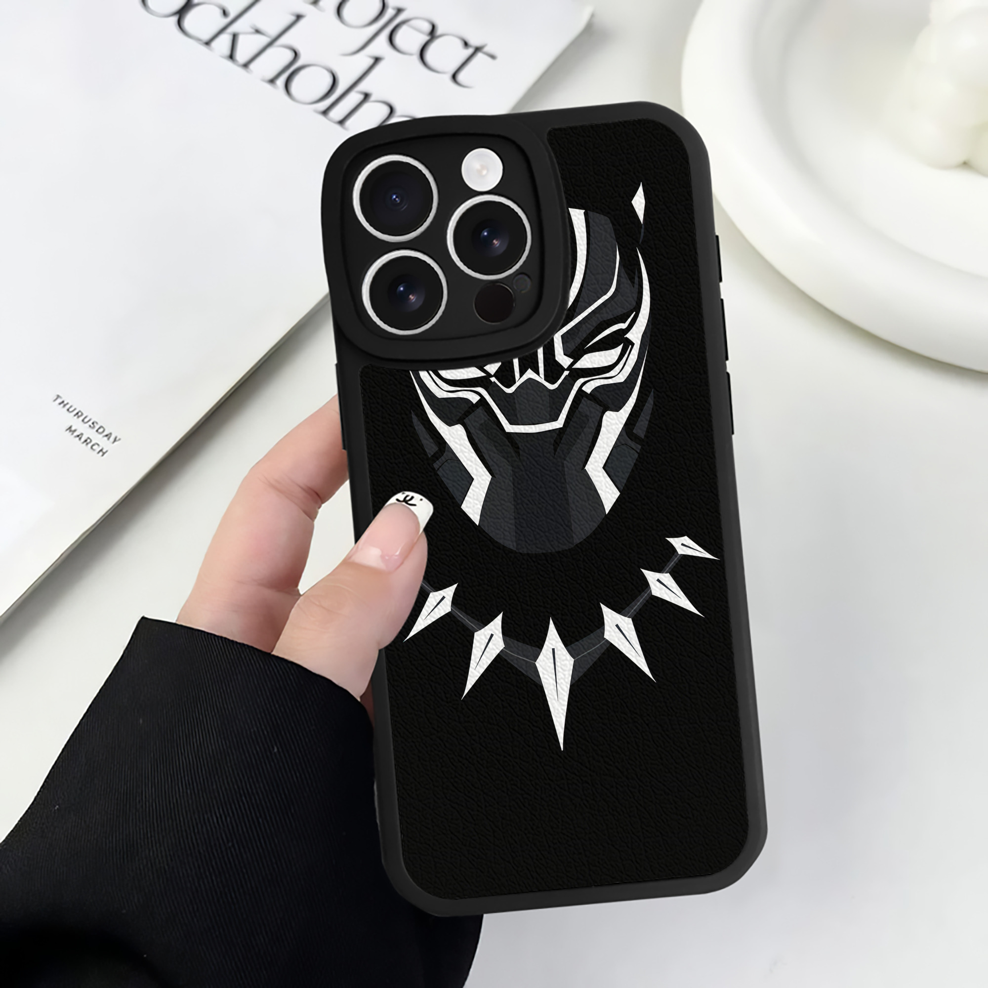 （画像用） アベンジャーズ The Avengers 【iPhone 16シリーズ対応】シリコンスマホケース（レザー調） 材質：シリコン